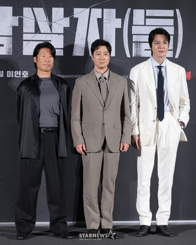 (首尔=NEWS1) 记者权贤镇 = 演员柳承龙(从左至右)与朴海日、李敏镐于10日上午出席在首尔龙山区CGV龙山I-Park Mall举行的电影《刺客(们)》制作发布会并摆出姿势合影。《刺客(们)》是一部讲述追踪1974年8月15日震惊韩国的第一夫人遇刺事件疑点及幕后真相的作品。2026.8.10/NEWS1 Copyright © NEWS1. All rights reserved. 禁止未经授权的转载、传播及AI学习使用。/图片=(首尔=NEWS1) 记者权贤镇
