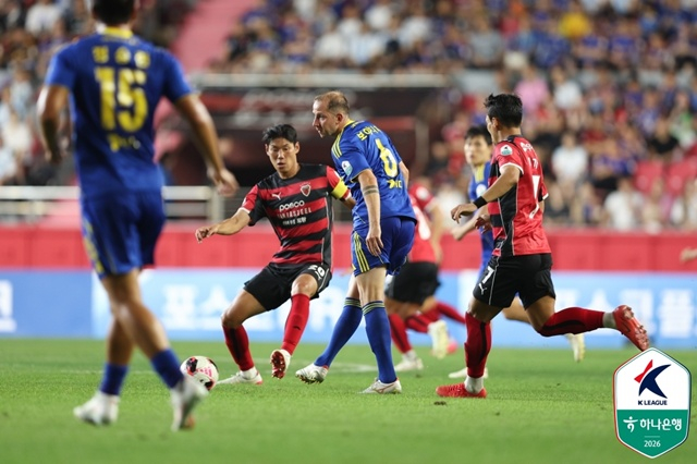 The Pohang vs. Ulsan match where the falling incident occurred. /Photo=Korea Professional Football League