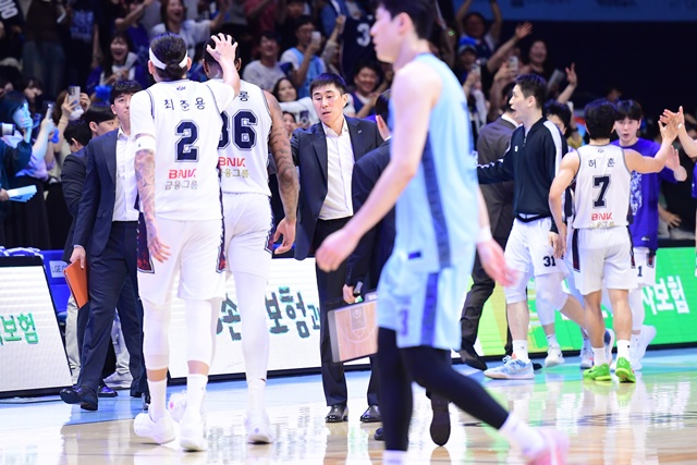 부산 KCC 선수단. /사진=KBL 제공