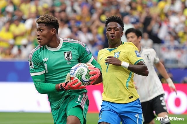 Suzuki Zayon (left) catching the ball in front of Vinicius Junior. /AFPBBNews=NEWS1