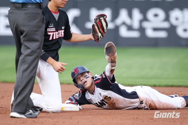 Hwang Sung-bin (bên phải). /Ảnh=Lotte Giants