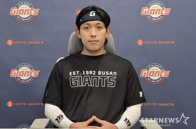 Hwang Sung-bin đang phỏng vấn với StarNews tại Sân vận động Sajik ở Busan vào ngày 5. /Ảnh=phóng viên Shin Hwa-seop