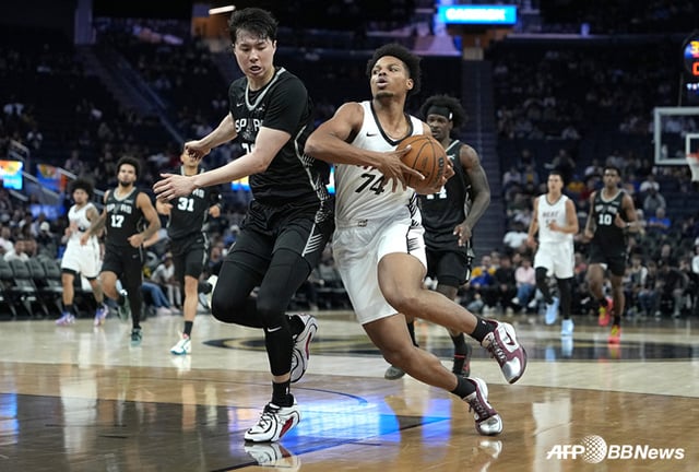 Lee Hyun-jung (left) focusing on defense. /AFPBBNews=NEWS1