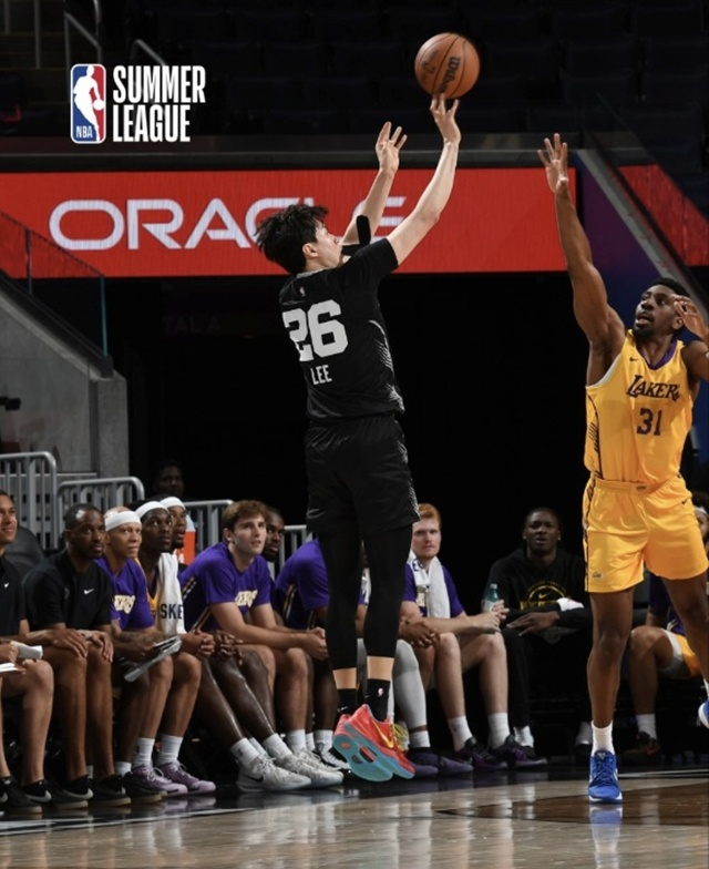 Lee Hyun-jung (left). /Photo=NBA Korea SNS