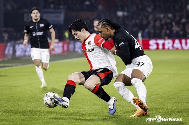 Ayase Ueda (center) competing for the ball. /AFPBBNews=NEWS1