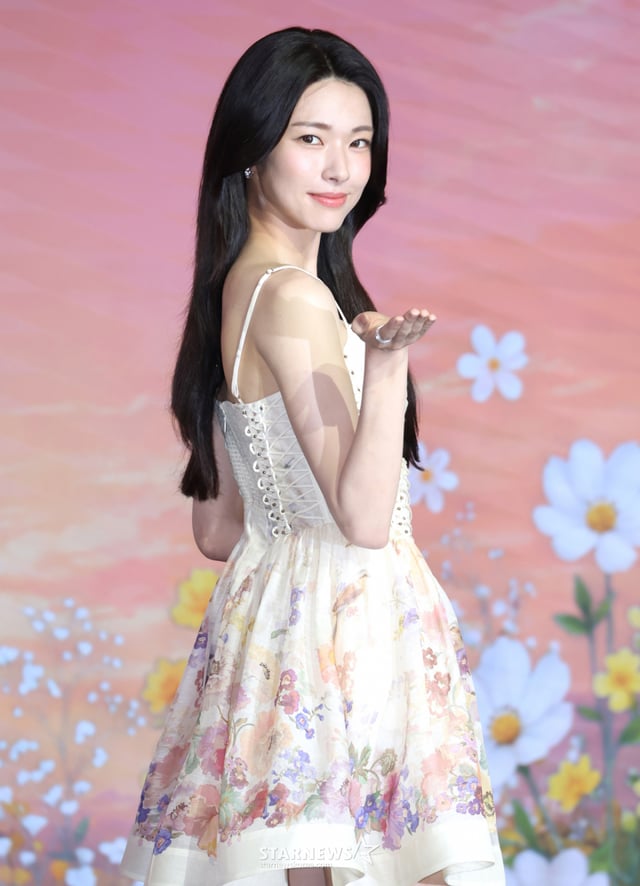 俳優ハヨンが5日午前、ソウル麻浦区ホテルナルソウルエムギャラリーで行われたネットフリックスオリジナルシリーズ「こんな飴のような愛」製作発表会に参加しポーズを取っている。 記憶喪失になった検事「コ·ウンセ」と自称彼氏だと言い張るボクシングコーチ「チャン·テハ」のときめきに満ちた同居生活を描いたロマンティック·コメディ「こんな飴のような愛」は7日公開される。 /2026.08.05 /写真=イ·ドンフン photoguy@