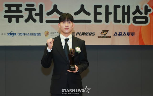 25일 오후 서울 프레스센터에서 진행된 2024 퓨처스 스타대상 시상식(주최 스타뉴스)에서 축구부문 대상을 수상한 양민혁이 포즈를 취하고 있다. ‘퓨처스 스타대상’은 한국 스포츠 발전과 아마추어 체육 활성화에 기여하고자 제정됐다. /2024.11.25 /사진=이동훈 photoguy@