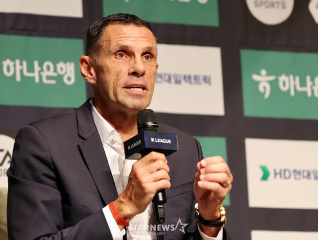 전북 거스 포옛 감독이 22일 상암누리꿈스퀘어에서 열린 하나은행 K리그1 2025 파이널라운드 미디어데이에서 출전 소감을 밝히고 있다. 파이널A에 진출한 6팀 가운데 조기 우승을 확정한 전북 거스 포옛 감독, 김천 정정용 감독, 대전 황선홍 감독이 참석했다. 4~6위 포항, 서울, 강원은 ACL 경기 일정이 겹쳐 참석하지 않았다. 2025.10.22. /사진=강영조 cameratalks@