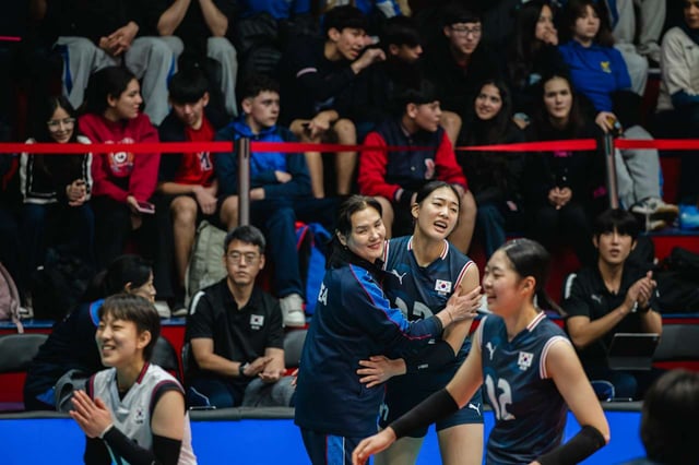 대한민국 17세 이하(U17) 여자배구대표팀 손서연(오른쪽)이 11일(한국시간) 칠레 로스안데스에서 열린 2026 국제배구연맹(FIVB) U17 여자 세계선수권대회 조별리그 D조 4차전 도미니카공화국전에서 득점에 성공한 뒤 기뻐하고 있다. /사진=FIVB 제공