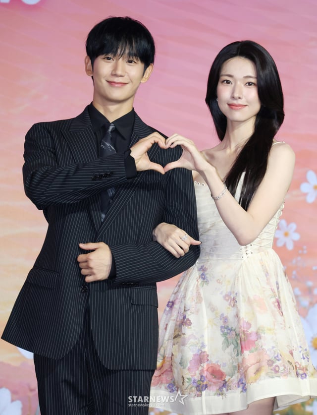 배우 정해인, 하영이 5일 오전 서울 마포구 호텔 나루 서울 엠갤러리에서 진행된 넷플릭스 오리지널 시리즈 '이런 엿같은 사랑' 제작발표회에 참석해 포즈를 취하고 있다. 기억상실 걸린 검사 '고은새'와 자칭 남자친구라 우기는 복싱 코치 '장태하'의 설렘 찐득한 동거생활을 그린 로맨틱 코미디 '이런 엿같은 사랑'은 오는 7일 공개된다. /2026.08.05 /사진=이동훈 photoguy@