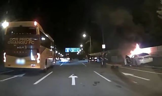 Gwangju FC's Shin Chang-moo and club staff approaching a vehicle with flames rising from a traffic accident. /Photo=Screenshot of whistleblower video from YouTube Han Moon-chul TV