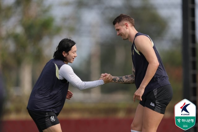 Gwangju FC's Shin Chang-moo (left) and Friedyonsen during training. /Photo=Provided by Korea Professional Football League