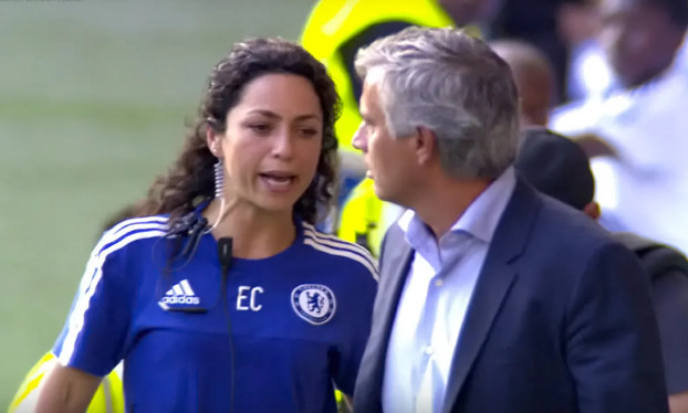 Eva Carneiro (izquierda), ex médico del equipo del Chelsea, y el entrenador José Mourinho conversan durante un partido. /foto=Captura de la transmisión de Sky Sports durante el encuentro.