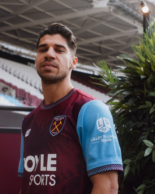 Manor Solomon poses while wearing the West Ham United jersey. /Photo=West Ham United official social networking service (SNS)