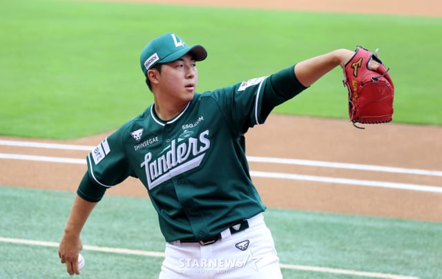 SSG 登陆者队右投手金民俊正在为上月17日在仁川 SSG 登陆者球场举行的"2026 SOL KBO 联赛 SSG 登陆者与起亚虎”比赛担任先发投手做准备。2026年7月17日 /照片=高级记者姜英祚 (Kang Young-jo)