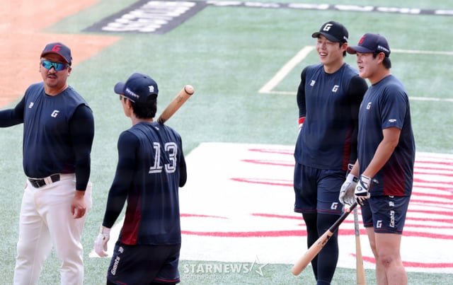 롯데 구승민이 지난 6월 16일 인천SSG랜더스필드에서 열리는 2026KBO리그 SSG랜더스와 롯데자이언츠 경기를 앞두고 훈련중인 나승엽과 이야기를 나누고 있다. 2026.06.16. /사진=강영조 선임기자