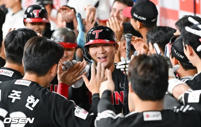 9회초 3점 홈런을 치고 더그아웃으로 들어온 오지환(가운데).