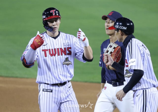The 2026 Shinhan SOL KBO League LG Twins vs. Lotte Giants game was held on the 15th at Seoul Jamsil Baseball Stadium. LG's Hong Chang-ki, who reached base with a left-field single in the bottom of the fifth inning with two outs, is performing a celebration. /Photo=Chief correspondent Kim Jin-kyung kim.jinkyung@