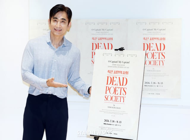 俳優のチャ·インピョが11日、ソウル鍾路区NOLシアター大学路で行われた演劇「死んだ詩人の社会」の記者懇談会に参加し、ポーズを取っている。 /2026.08.11 /写真=キム·フィソン hwijpg@