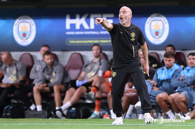 El entrenador Enzo Maresca dando instrucciones a los jugadores. /AFPBBNews=NEWS1