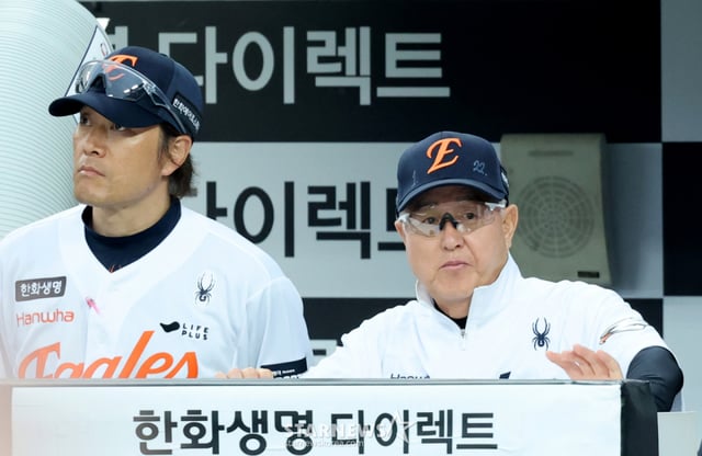 한화 이글스 김경문 감독(오른쪽)이 5월 19일 한화생명이글스파크에서 열린 롯데 자이언츠전에서 박승민 투수코치와 경기를 바라보고 있다. /사진=강영조 선임기자