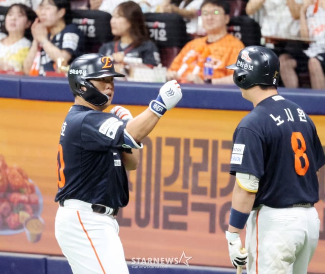 한화 이글스 강백호가 6월 14일 고척스카이돔에서 열린 키움 히어로즈와 원정경기에서 홈런을 치고 노시환과 세리머니를 하고 있다. /사진=강영조 선임기자