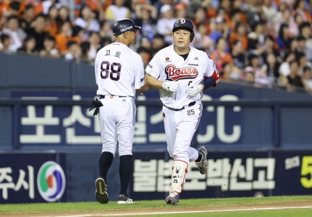 두산 베어스 양의지가  11일 서울시 송파구 잠실야구장에서 열린 한화 이글스와 2026 신한 SOL KBO리그 홈경기에서 6회말 솔로 홈런을 터뜨리고 있다. /사진=두산 베어스 제공