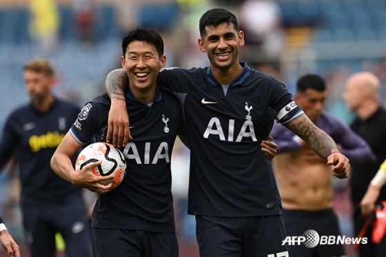 Son Heung-min (izquierda) y Cristian Romero. /Foto=AFPBBNews=News1