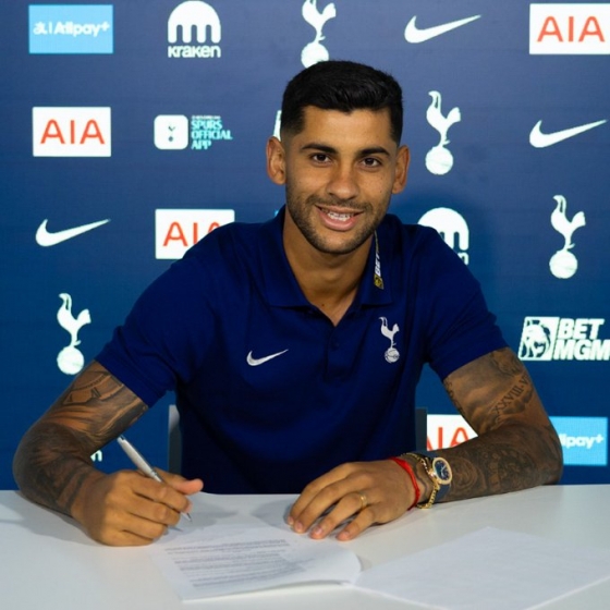 Foto de la renovación del contrato de Cristian Romero, publicada por el Tottenham Hotspur a través de su sitio web oficial en agosto del año pasado. /foto=Redes sociales oficiales del Tottenham Hotspur (SNS)