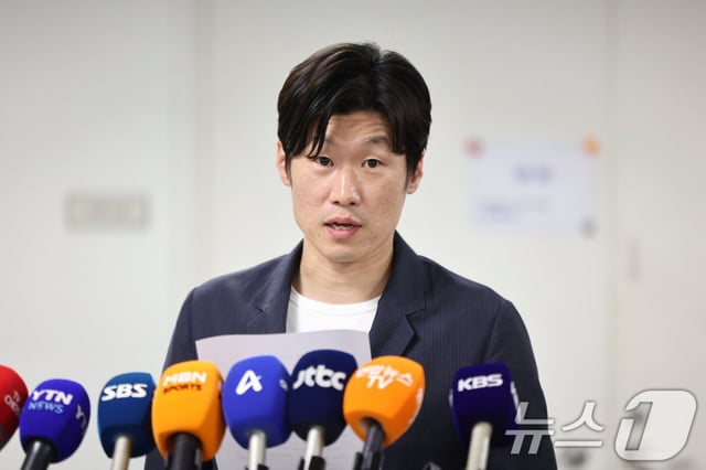 Park Ji-sung, presidente de la Comisión de Innovación del Fútbol Coreano (K), ofrece una rueda de prensa ante los medios tras finalizar la sexta reunión el día 11 en el salón de conferencias del segundo piso del Pabellón Seúl del Museo Nacional de Arte Contemporáneo, ubicado en Jongno-gu, Seúl. /Foto=NEWS1