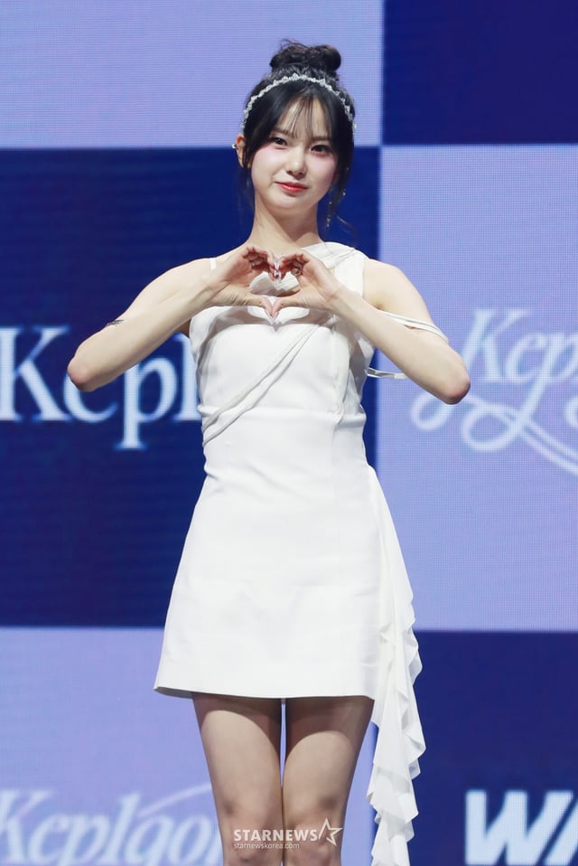 Choi Yu-jin của nhóm nhạc nữ Kep1er đang tạo dáng tại buổi showcase kỷ niệm phát hành album chính thức đầu tiên 'Kep1going On' được tổ chức tại Yes24 Live Hall, quận Gwangjin, Seoul vào chiều ngày 3. Album 'Kep1going On' là album cuối cùng hoạt động với đội hình 9 thành viên hoàn chỉnh, chứa tổng cộng 10 bài hát bao gồm ca khúc chính 'Shooting Star' và 'Last Carnival'. /2024.06.03 /Ảnh=Lee Dong-hun