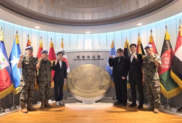 Officials from the Korea Table Tennis Association and members of the Dongmyeong unit took commemorative photos at the Dongmyeong unit in Gyeyang-gu, Incheon on the 11th. /Photo=Korea Table Tennis Association