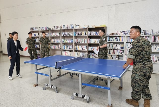 Officials from the Korea Table Tennis Association and members of the Dongmyeong unit took commemorative photos at the Dongmyeong unit in Gyeyang-gu, Incheon on the 11th. /Photo=Korea Table Tennis Association