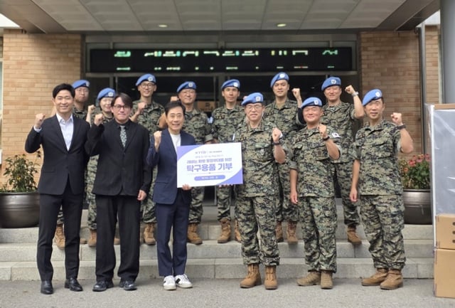 Officials from the Korea Table Tennis Association and members of the Dongmyeong unit took commemorative photos at the Dongmyeong unit in Gyeyang-gu, Incheon on the 11th. /Photo=Korea Table Tennis Association