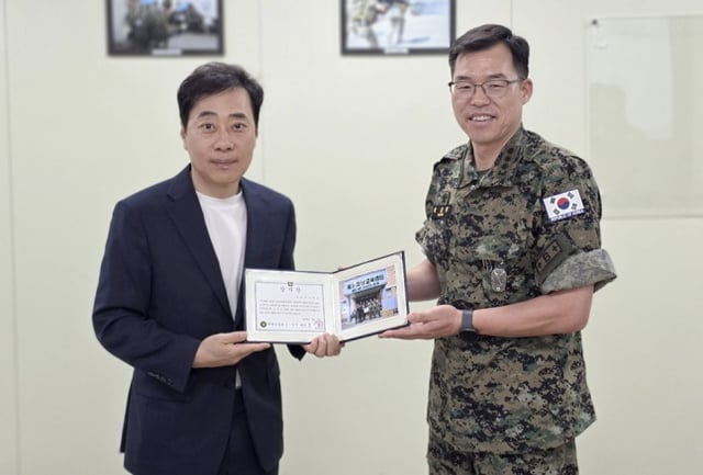 Yoo Nam-kyu, Executive Vice President of the Korea Table Tennis Association (left), and Colonel Hwang Je-bong took commemorative photos at the Dongmyeong unit in Gyeyang-gu, Incheon on the 11th. /Photo=Korea Table Tennis Association