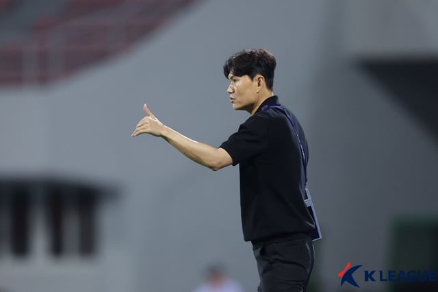 정경호 강원FC 감독이 11일 오후 7시30분 강릉하이원아레나에서 열린 감바 오사카(일본)와 2026~2027 아시아챔피언스리그 엘리트(ACLE) 플레이오프(PO)에서 손짓하고 있다. /사진=한국프로축구연맹 제공