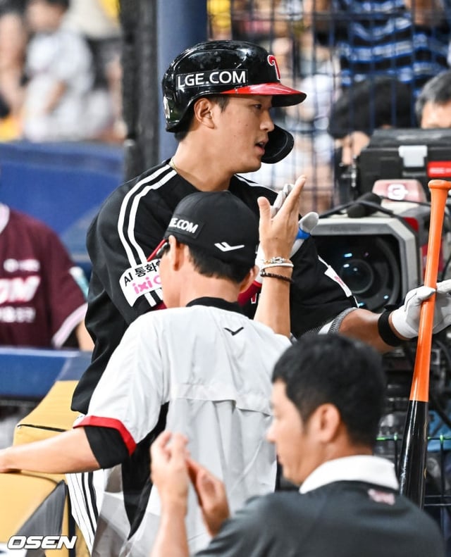 El entrenador Yeom Kyung-yeop y Song Chan-ui se saludan con un abrazo.