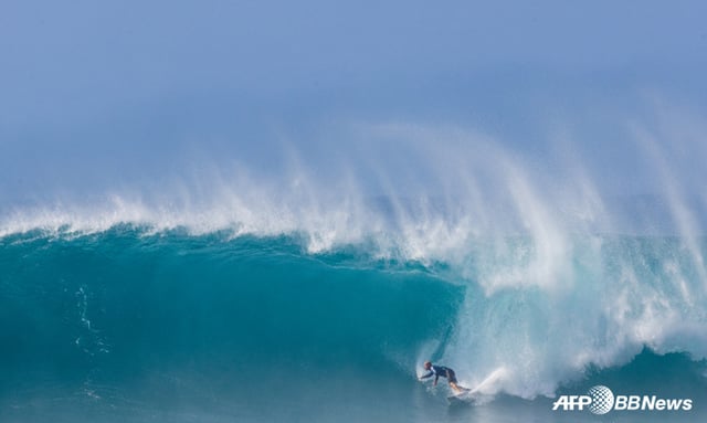 Kelly Slater concentrado en el partido. /AFPBBNews=NEWS1
