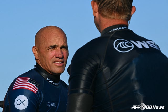 Kelly Slater (izquierda). /AFPBBNews=NEWS1