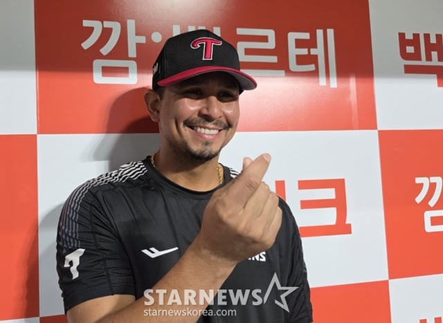KARAisco, who became the winning pitcher on the 11th, poses for reporters. /Photo=Reporter Park Soo-jin