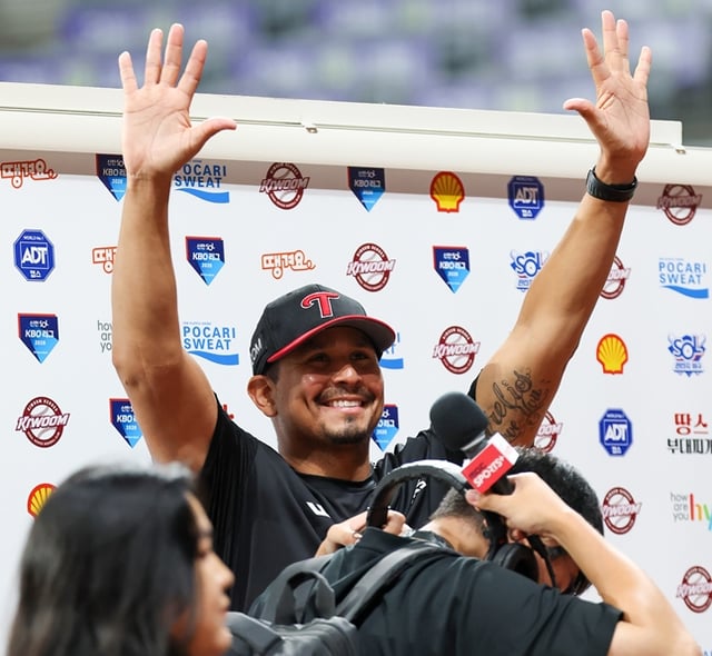 KARAisco greets fans. /Photo=LG Twins
