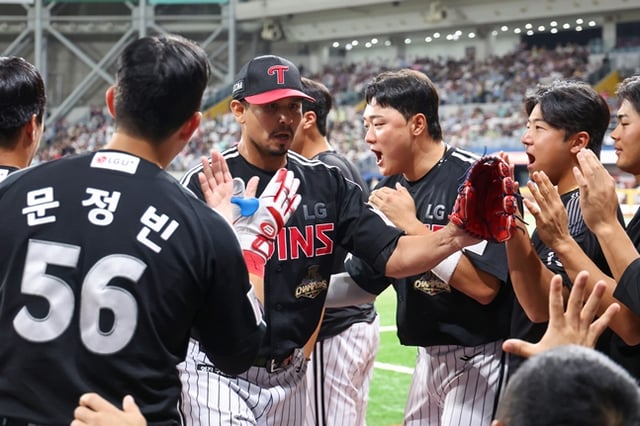 KARAisco giving high-fives with teammates. /Photo=LG Twins