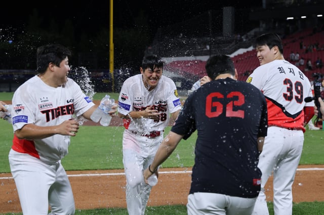 이의리(왼쪽에서 두 번째)가 11일 광주-KIA 챔피언스필드에서 펼쳐진 2026 신한 SOL KBO 리그 정규시즌 삼성과 홈경기에서 데뷔 첫 세이브를 올린 뒤 동료들의 축하 인사를 받고 있다. /사진=KIA 타이거즈 제공