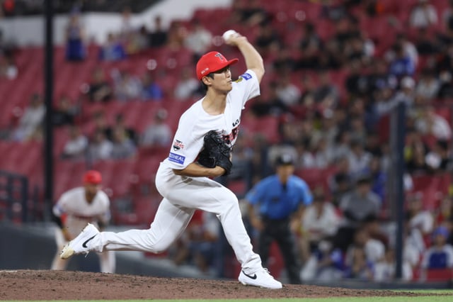 이의리(왼쪽에서 두 번째)가 11일 광주-KIA 챔피언스필드에서 펼쳐진 2026 신한 SOL KBO 리그 정규시즌 삼성과 홈경기에서 역투하고 있다. /사진=KIA 타이거즈 제공
