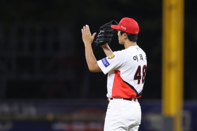 이의리(왼쪽에서 두 번째)가 11일 광주-KIA 챔피언스필드에서 펼쳐진 2026 신한 SOL KBO 리그 정규시즌 삼성과 홈경기에서 동료를 향해 박수를 보내고 있다. /사진=KIA 타이거즈 제공