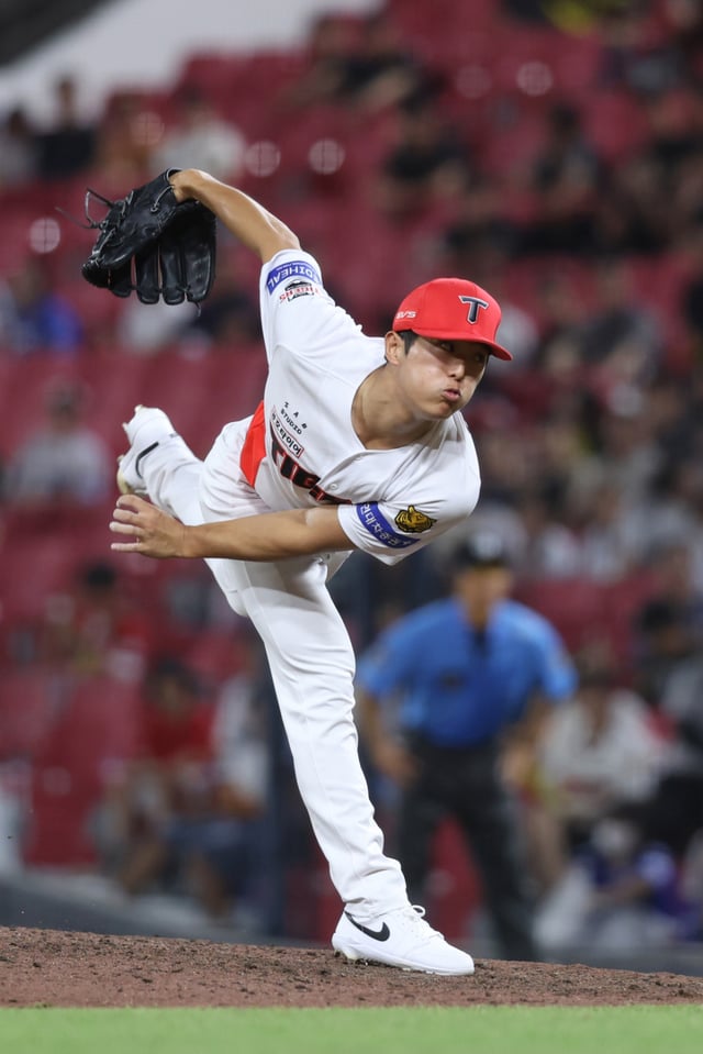 이의리(왼쪽에서 두 번째)가 11일 광주-KIA 챔피언스필드에서 펼쳐진 2026 신한 SOL KBO 리그 정규시즌 삼성과 홈경기에서 역투하고 있다. /사진=KIA 타이거즈 제공
