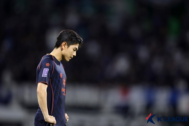 El delantero del Gangwon FC, Kim Dae-won, se muestra decepcionado. /foto=Federación Coreana de Fútbol Profesional proporcionada