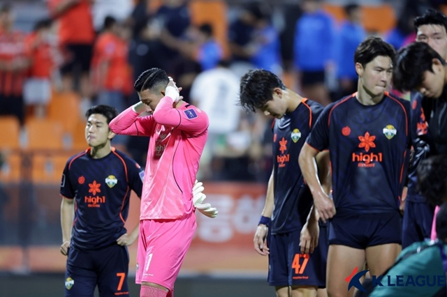 El equipo del Gangwon FC se muestra decepcionado. /Foto=Federación Coreana de Fútbol Profesional proporcionada