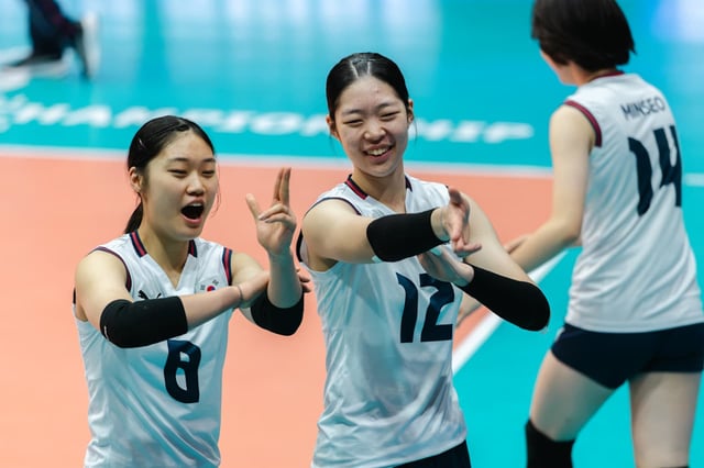Các cầu thủ đội nữ U17 Hàn Quốc Yeo Ja-bae-gu (CEO) Jang Su-in (trái) và Choi Min-joo thực hiện nghi thức ăn mừng bàn thắng trong trận đấu vòng bảng D lần thứ 5 tại Giải vô địch nữ U17 FIVB 2026 diễn ra ngày 12 (giờ Hàn Quốc) tại Los Andes, Chile. /ảnh=FIVB cung cấp