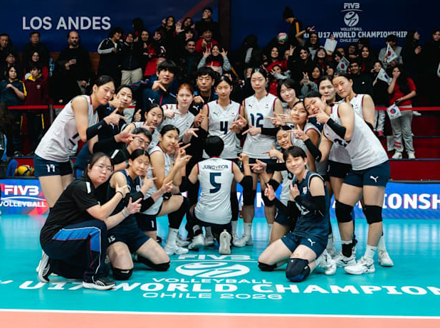 Các cầu thủ đội nữ U17 Hàn Quốc Yeo Ja-bae-gu (CEO) chụp ảnh kỷ niệm sau khi tàn phá hoàn toàn Algeria với tỷ số 3-0 (25-10, 25-17, 25-18) trong trận đấu vòng bảng D lần thứ 5 tại Giải vô địch nữ U17 FIVB 2026 diễn ra ngày 12 (giờ Hàn Quốc) tại Los Andes, Chile, hoàn thành 5 trận toàn thắng ở vòng bảng. /Ảnh=FIVB cung cấp